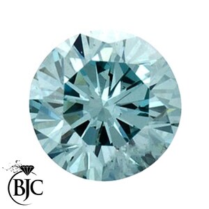Puede incluir: Una piedra preciosa redonda de color azul claro con muchas facetas. La piedra preciosa est&aacute; tallada en estilo brillante.