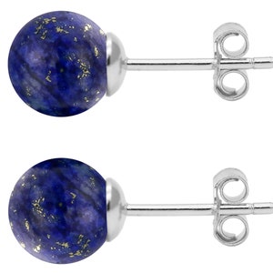 Könnte beinhalten: Ein Paar silberne Ohrstecker mit runden, blauen Lapislazuli-Steinen. Die Steine haben ein marmoriertes Muster und goldene Flecken.