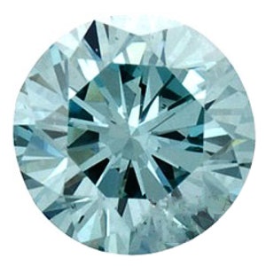 Puede incluir: Una piedra preciosa redonda de color azul claro con un corte facetado. La piedra preciosa es transparente y tiene un ligero brillo.