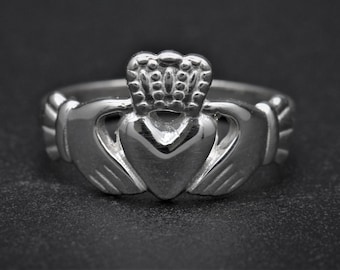 Anel Claddagh em prata de lei, pesado, irlandês, com corações, coroa e mãos em estilo celta. Tamanho N - Z3
