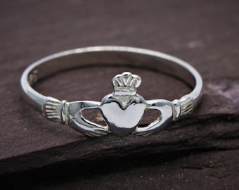 Anillo de vestir Claddagh para niños en plata de ley 925. Tallas del Reino Unido: A-M. Joyería de alta calidad, fabricada en Gran Bretaña.