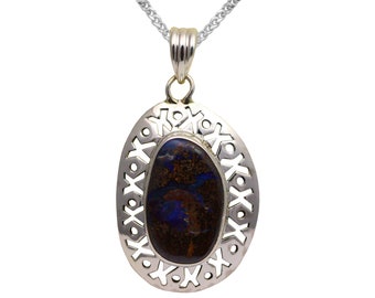 Colar com pingente de opala boulder em prata de lei e colar com detalhes em metal.