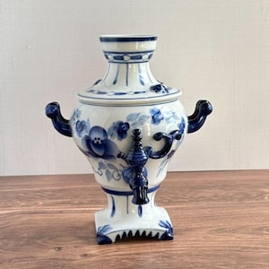 Handbemalte russische Gshel Samowar, blaue und weiße Keramik, dekorative Teekannen-Urne, hergestellt in Russland &quot;Гже ELь&quot;