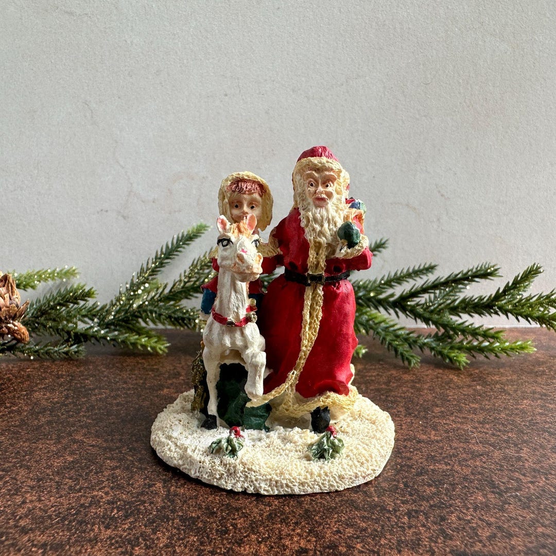 ヴィンテージ樹脂製サンタとサンタクロースの置物、クリスマスの馬の