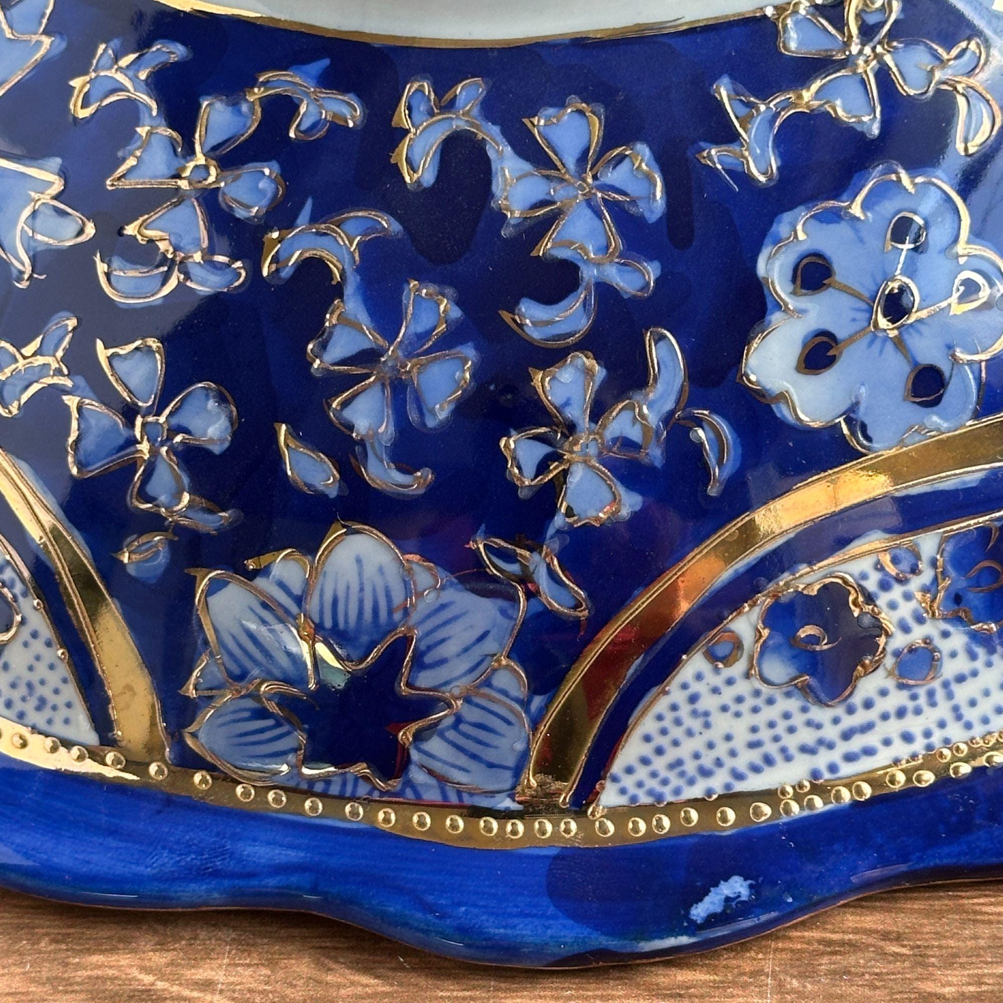 ヴィンテージコバルトブルー磁器ボウル：花模様の金鍍金伊万里スタイル