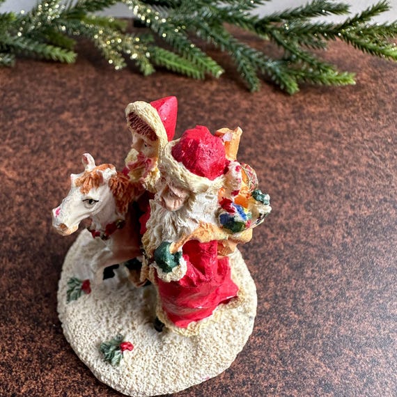 ヴィンテージ樹脂製サンタとサンタクロースの置物、クリスマスの馬の
