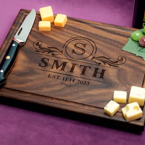 Planche à découper faite main, prénom classique personnalisé, nom #202 - Cadeau de mariage et d&#39;anniversaire pour les couples - Cadeau de pendaison de crémaillère et de clôture