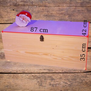 Pu&ograve; includere: Una scatola di legno per la conservazione con un coperchio incernierato e una chiusura in ottone. La scatola &egrave; lunga 35 cm, larga 42 cm e profonda 87 cm. Una piccola statuetta di Babbo Natale &egrave; posta sopra la scatola.