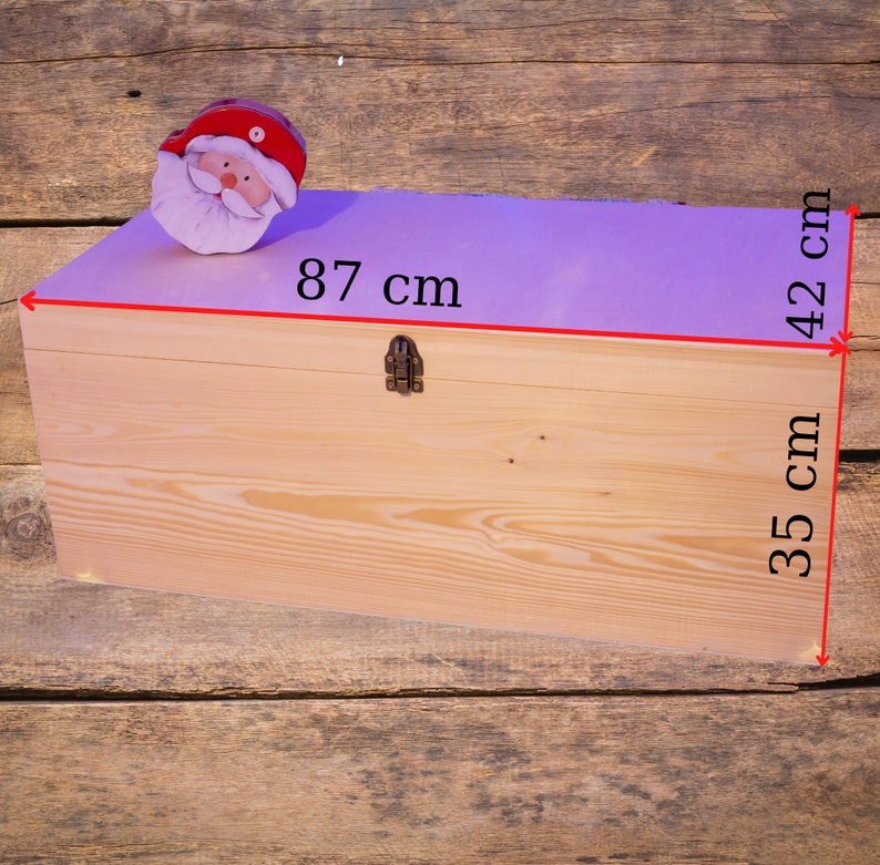 Pu&ograve; includere: Una scatola di legno per la conservazione con un coperchio incernierato e una chiusura in ottone. La scatola &egrave; lunga 35 cm, larga 42 cm e profonda 87 cm. Una piccola statuetta di Babbo Natale &egrave; posta sopra la scatola.