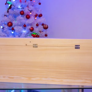 Pu&ograve; includere: Una scatola di legno per la conservazione con un coperchio incernierato e due cerniere in metallo. La scatola &egrave; realizzata in legno chiaro e ha una finitura naturale.