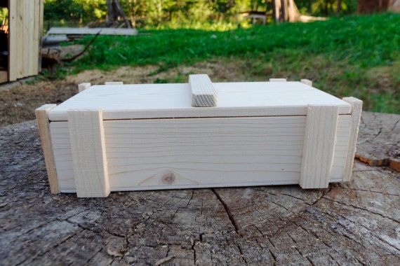 Small Unfinished Wood Treasure Chest: Pine Trinket Box (20x10x5 cm)