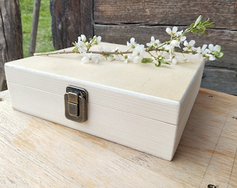 Unfinished Pine Wood Box: DIY Craft Storage (22x22x6 cm)