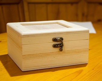 Caja de madera sin acabado hecha a mano: Pequeña caja para tesoros/anillos/joyas (7x7x3 pulgadas)