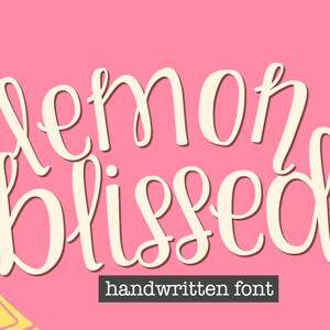 Peut inclure: Graphique de police manuscrite Lemon Bliss sur fond rose avec des tranches de citron jaunes sur les côtés.