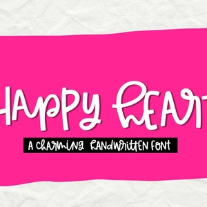 Puede incluir: Un fondo rosa con texto blanco que dice "HAPPY HEART" con un pequeño corazón a cada lado del texto. Debajo del texto hay un rectángulo negro con el texto "A charming handwritten font".