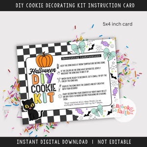 Puede incluir: Una tarjeta de instrucciones para un kit de galletas de Halloween, de 12,7 x 10,2 cm. La tarjeta presenta una calabaza, un gato negro y las palabras "Halloween DIY Cookie Kit". Se incluyen instrucciones para decorar galletas. La tarjeta está decorada con lazos, murciélagos y caramelos.