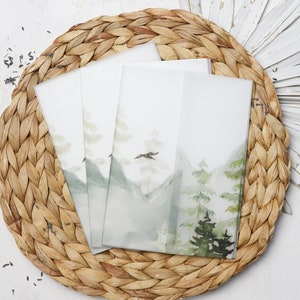 Copertina in pergamena con alberi di montagna / Biglietti di auguri con foresta verde stampabili / Copertina in pergamena con avventure scaricabile per inviti di nozze