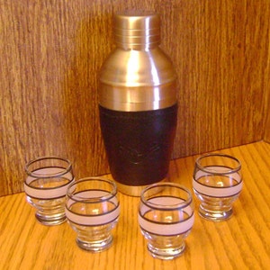 Vintage Kleiner Cocktail Shaker & 4 Shot Gläser / Sammlerstück / Bar Ware / Männerhöhle / Display / Geburtstagsgeschenk / Vatertag / Barwagen