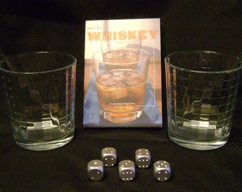 Zestaw naczyń barowych o tematyce whisky / Szklanki do whisky, mieszadła do szklanek, książka kucharska, kamienie chłodzące / Prezent na Dzień Ojca / Prezent urodzinowy / męska jaskinia