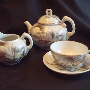 Vintage japanische Teekanne/ Teekanne mit Milchkännchen, einer Tasse & 4 Untertassen / 5 Kuchentellern / Hand bemalt und erhaben / Gartenszene / Sammlerstück