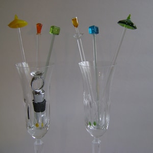 Wedding Champagne flute glasses & swizzle stick set / vintage / 2 crystal glasses/ Bridal shower gift/ ring bottle stopper/ umbrella stirrer