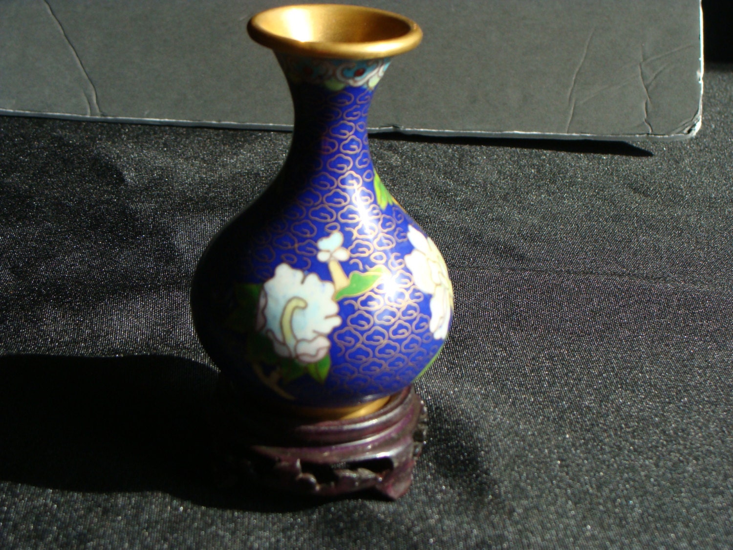 Chinese Cloisonne vase,  mini Cloisonne vase, vase in blue / vintage cloisonne vase,  deco vase,  includes wood stand