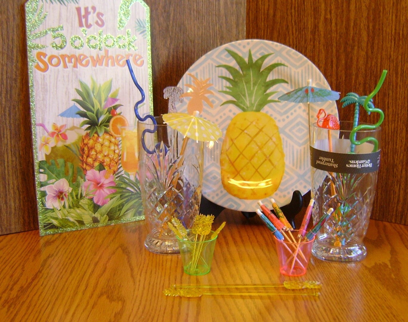 Ananasbarset / plastic nu-glazen bekers, roerstaafjes, bord, prikkers /  Moederdagcadeau / poolparty / zomerpret / verjaardag - Etsy België, image size:1367x1080