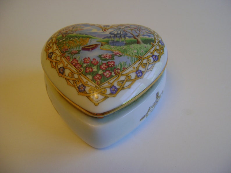Heritage House Valentine Serenades Music Box vintage plays The Way We Were porcelain collectible Valentines gift Anniversary