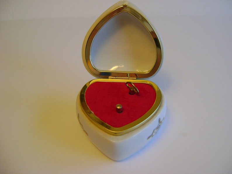 Heritage House Valentine Serenades Music Box vintage plays The Way We Were porcelain collectible Valentines gift Anniversary