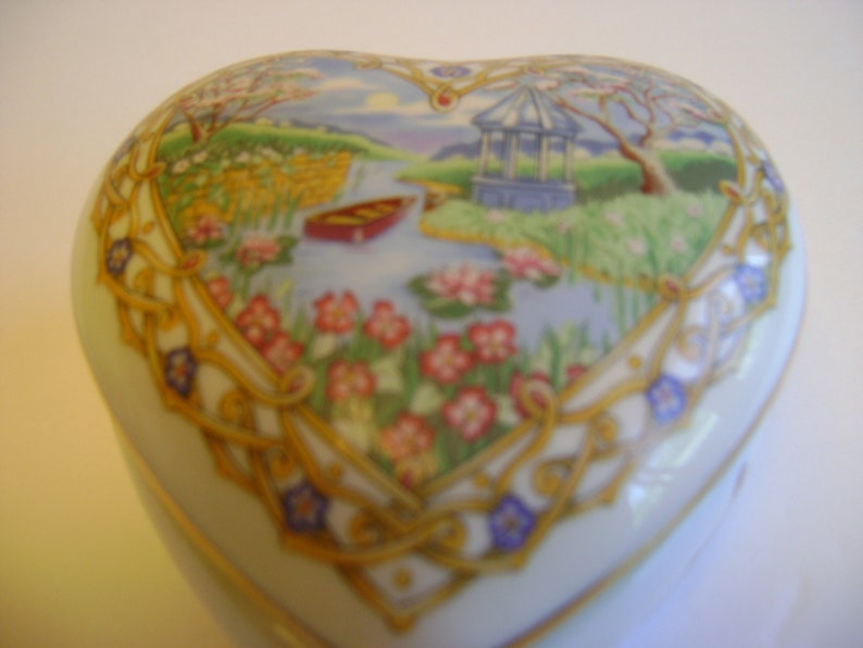 Heritage House Valentine Serenades Music Box vintage plays The Way We Were porcelain collectible Valentines gift Anniversary