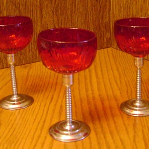 Vintage Art Deco Rubinrote Sockel Gläser / Schraubboden /Wein oder Cordial / Männerhöhle / Geburtstagsgeschenk / Muttertag / Barwagen / schwer zu finden