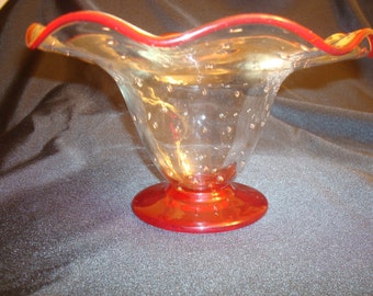 Kunst Glas Servierbogen, Kunst Glas Schale mit rotem Sockel, Kunst Glas Schale, rote gewölbte mundgeblasene Schale, Klarglas Schale