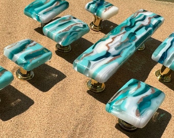 MistySeas, colori caraibici con dettagli dorati, ferramenta in vetro personalizzata, maniglie e tiranti per cassetti da cucina realizzati negli Stati Uniti