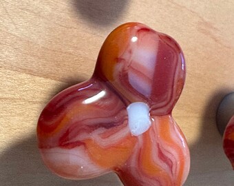 Fiore di trillium rosso, arancione e bianco - Pomello per mobile in vetro personalizzato - Prodotto negli Stati Uniti, maniglia e tiranti per cassetti da cucina
