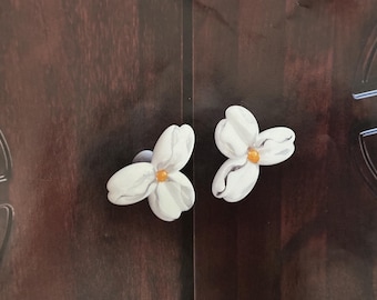 Pomelli in vetro Trillium a forma di fiore di campo, ferramenta per mobili personalizzata, realizzata a mano nel Michigan