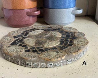 Sottopentola in mosaico di pietra naturale tagliato a mano, prodotto negli Stati Uniti