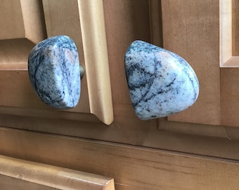 Passendes Paar Granitfelsenknöpfe auf Messingsockel, hergestellt in den USA, Strandsteinknöpfe