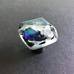 Peacock Blue Knopf, hergestellt in den USA, Royal Blue / Teal und Schwarz Knob, Küchenschrank Hardware, Artisan Made Glass Hardware, Made in Mikrowellenherd