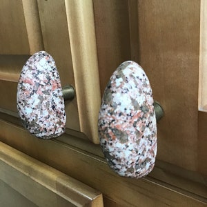 Botões de granito rosa de pedra dividida, pares perfeitos, feitos em Michigan