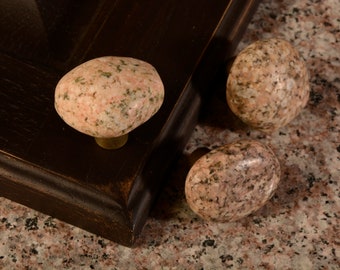 Pomello da cucina in granito, qualità prodotta nel Michigan, tonalità morbide, neutre e pastello con stelo in ottone stagionato massiccio fatto a mano