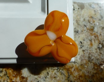 Bouton fleur orange, fabriqué aux États-Unis, bouton trille orange, bouton fleur en verre, boutons en verre fabriqués dans le Michigan, fleur jaune orange