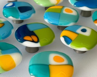 Pomello a mosaico Spiaggia/Sole, Pomello in vetro blu-verde, Pomello blu-verde dalla forma organica, prodotto negli Stati Uniti, pomello rotondo in vetro, accessori da cucina, pomello da cucina