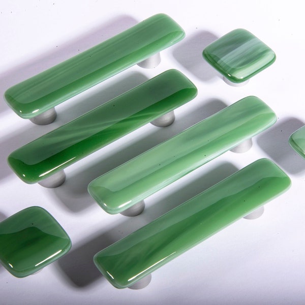 Grüner Knauf, handgefertigt in den USA, Schrankgriff aus grünem Glas, Küchenbeschläge, hergestellt in Michigan, Griff aus irischem „Green Mist“-Glas, hellgrünes Glas
