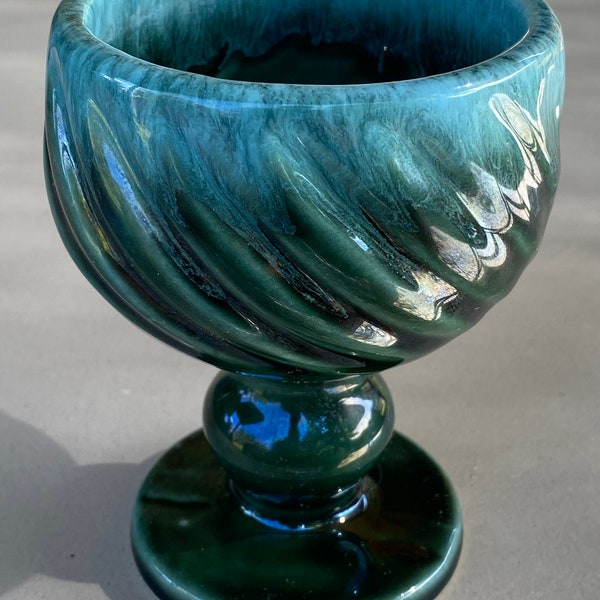 Vintage Hull Green Agate Swirl Planter Vase. Lovely glaze with an ombré fade on the rim.