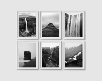 Può includere: Sei fotografie in bianco e nero di paesaggi islandesi, tra cui cascate, montagne e una costa rocciosa. Le foto sono incorniciate in bianco.