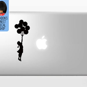 Puede incluir: Una silueta en blanco y negro de una niña sosteniendo globos, con el logotipo de Apple en una computadora portátil plateada.
