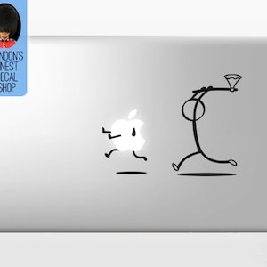 Puede incluir: Un logotipo de Apple blanco con una lágrima corriendo por su cara está huyendo de un palo de figura que sostiene una red. La figura del palo está persiguiendo el logotipo de Apple. La imagen está en una computadora portátil plateada.