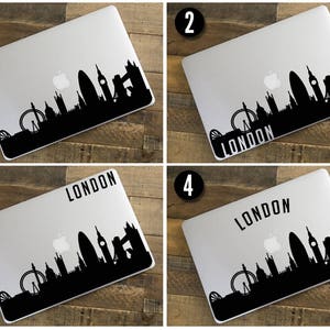 Peut inclure: Un ordinateur portable argent&eacute; avec un autocollant noir repr&eacute;sentant la silhouette de Londres. Le design comprend le London Eye, Big Ben et le Tower Bridge. Le mot "LONDON" est imprim&eacute; en noir sur certains ordinateurs.