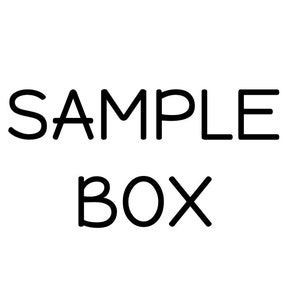 以下が含まれることがあります： 黒と白の看板に「SAMPLE BOX」という文字が太字のサンセリフ体で書かれている。