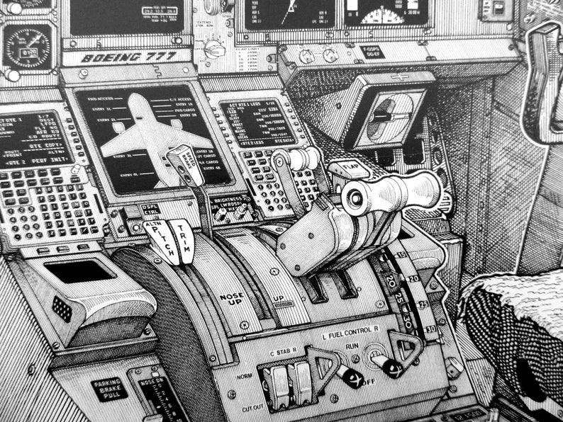 K&ouml;nnte beinhalten: Eine Schwarzwei&szlig;illustration eines Boeing 777-Cockpits mit verschiedenen Schaltern, Kn&ouml;pfen und Hebeln. Die Illustration enth&auml;lt Textbeschriftungen wie "Pitch", "Trim", "Nose Up", "C Stab", "L Fuel Control R" und "Run".